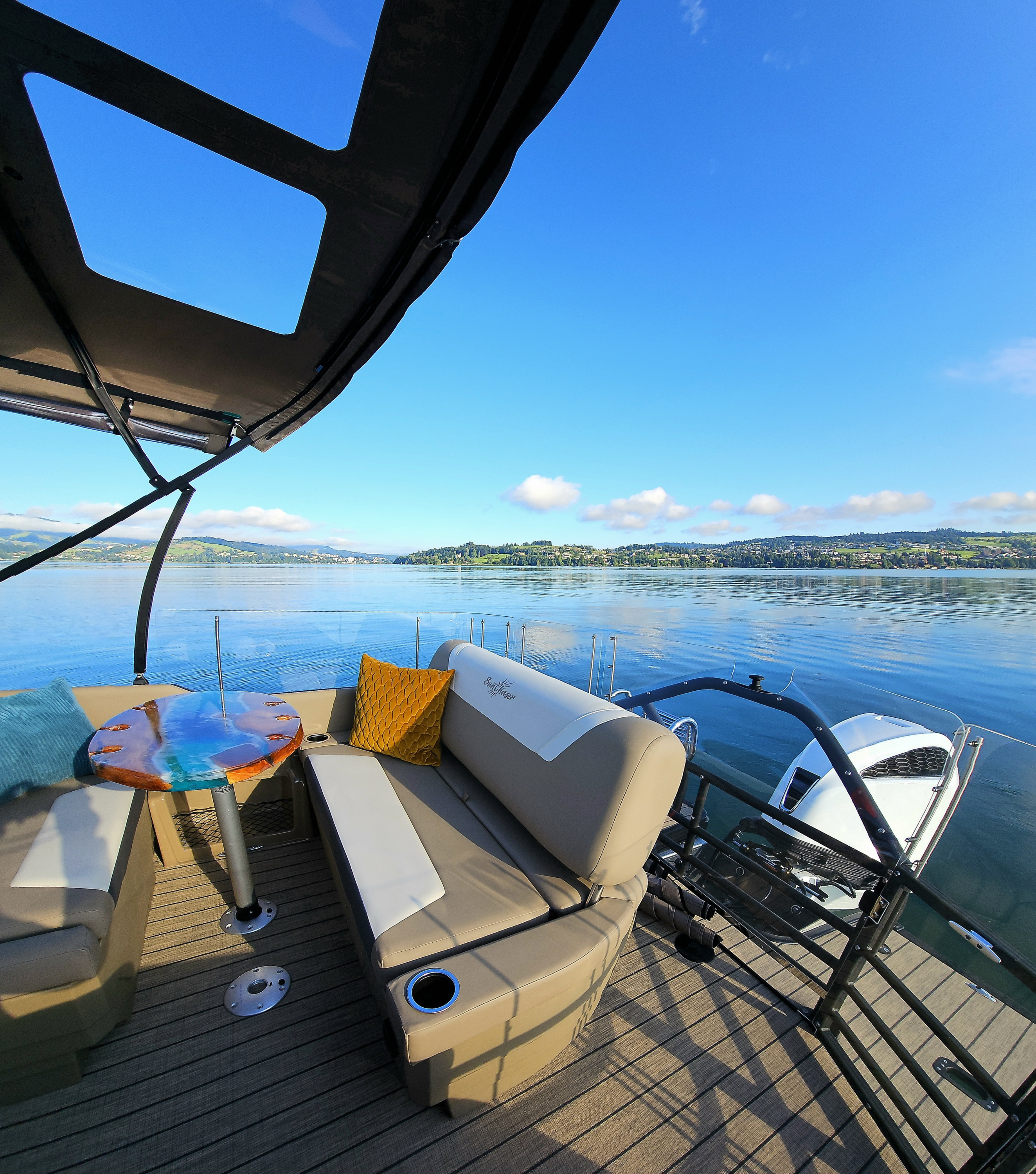 <p>Your exclusive Lake Lounge</p>