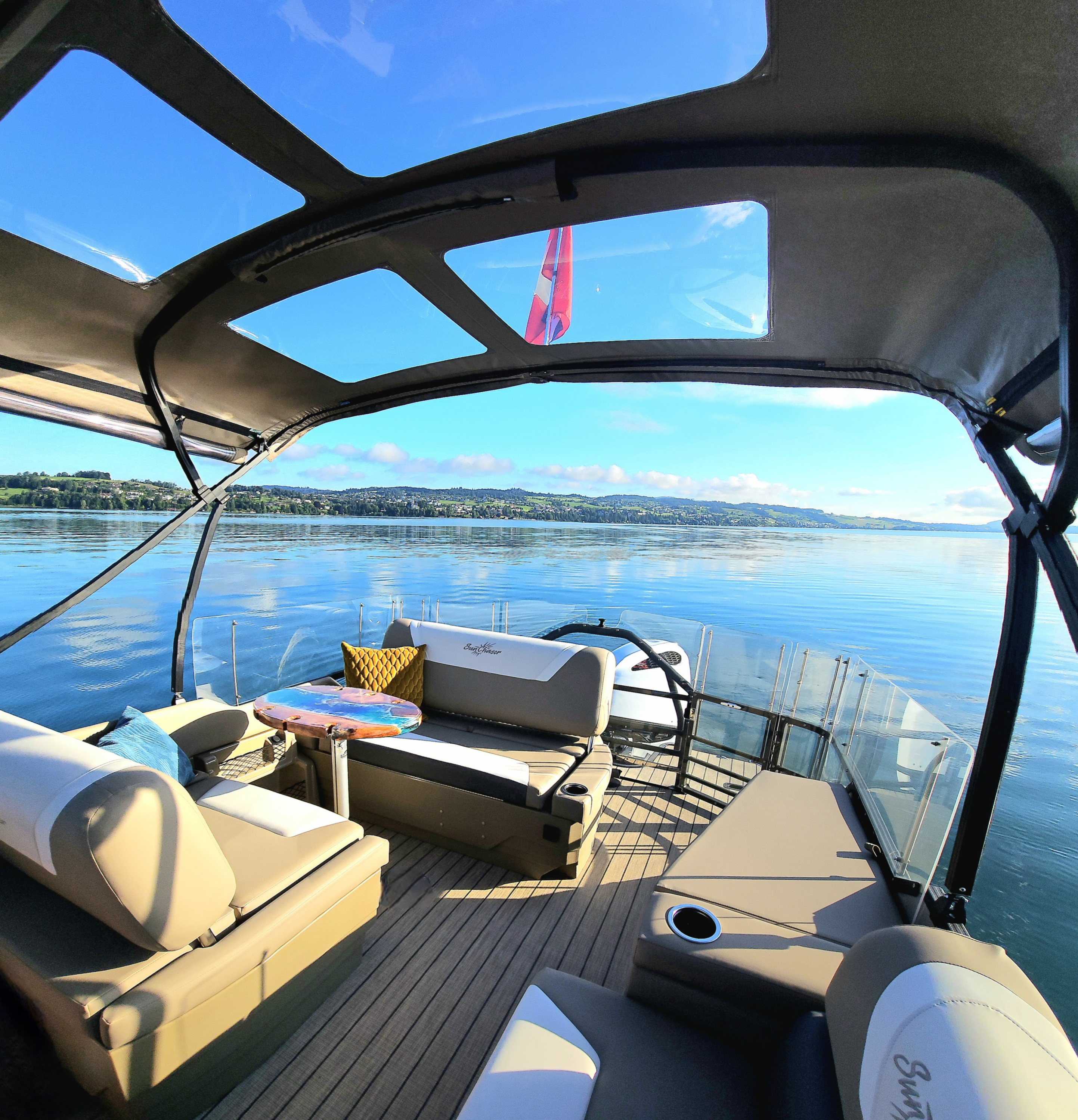 <p>Your exclusive Lake Lounge</p>